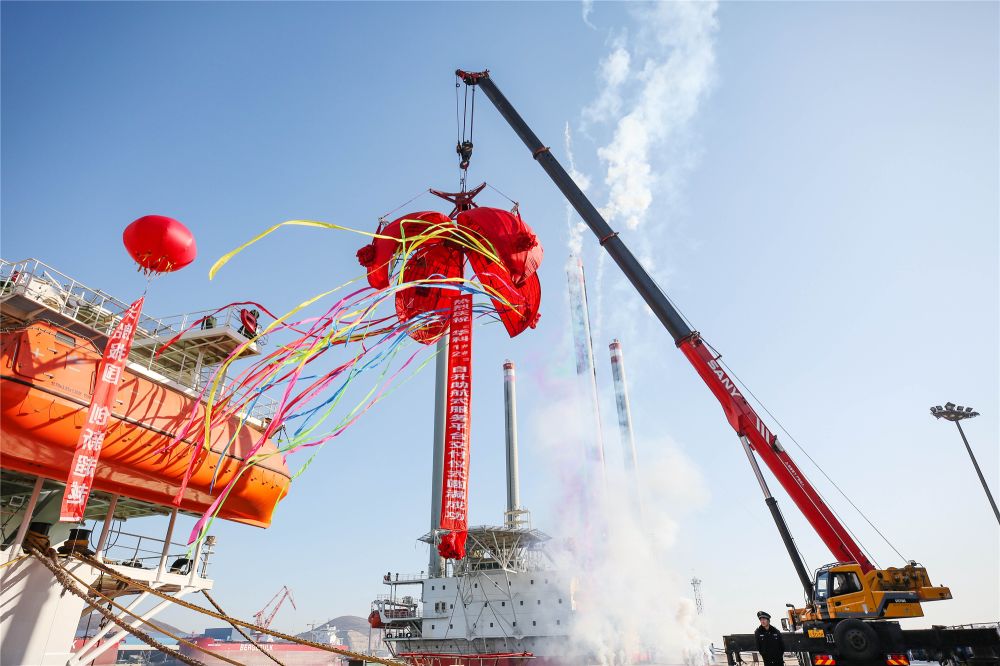 渤船重工建造的華科1號(hào)、2號(hào)自升助航式作業(yè)平臺(tái)命名交工