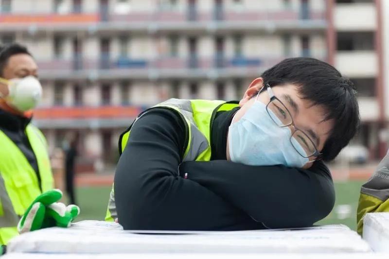 志愿者賈威：“累了，趴下歇會兒”